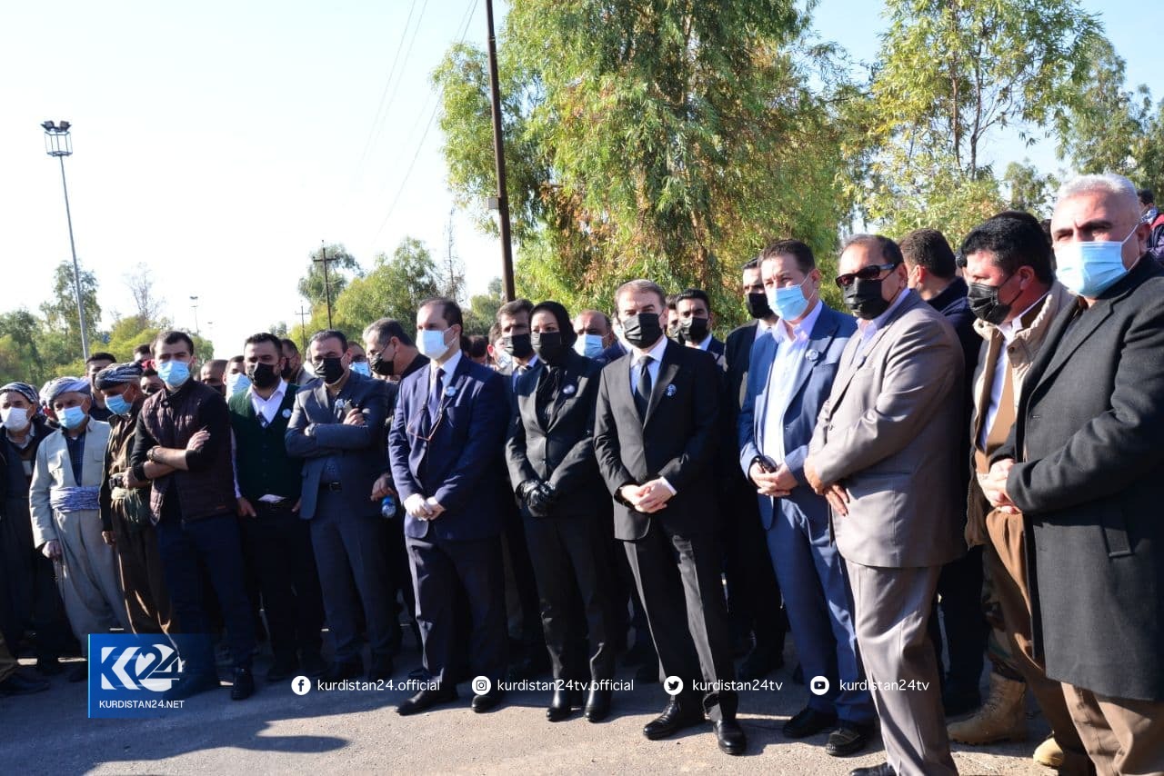 بەوێنە... هەزاران هاووڵاتی لە چاوەڕوانیی تەرمی فرسەت سۆفیدان 